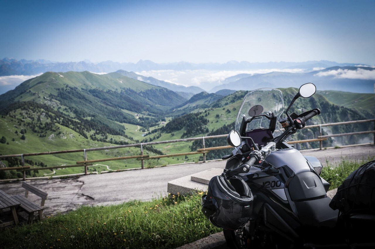 Triumph Adventure Experience: quando la moto va a braccetto con l'architettura